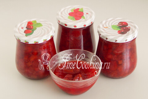 Порция готового варенья, около 1,8 литра, в банках на столе.