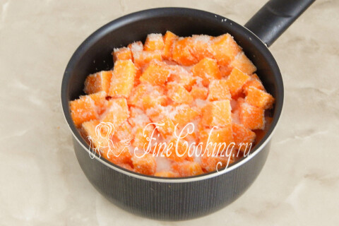 Тыква с сахаром, оставленная при комнатной температуре для сока