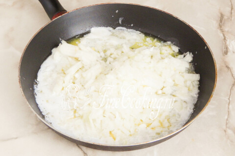 Репчатый лук, мелко нарезанный, жарится на сковороде до золотистого цвета.