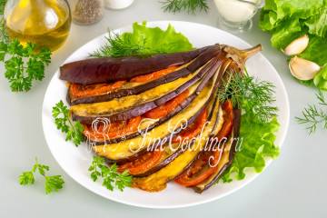 Веер из баклажанов с помидорами и сыром