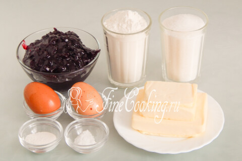 Продукты для венского печенья: мука, варенье, сливочное масло, сахар, яйца, разрыхлитель и соль.