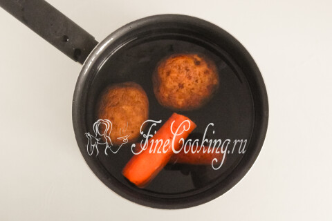 Картофель и морковь, сваренные в мундире и остывающие после варки.