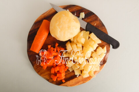 Очищенные варёные картофель и морковь, нарезанные кубиком.