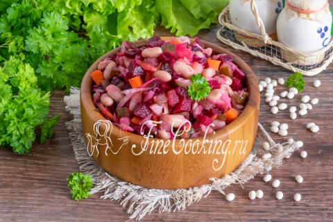 Готовый винегрет со свёклой, овощами и консервированной фасолью в салатнике.