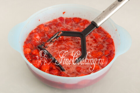 Ягоды с сахаром, разминаемые толкушкой до появления сока