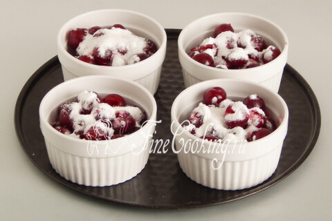 Вишня с сахаром, присыпанная сверху кукурузным крахмалом
