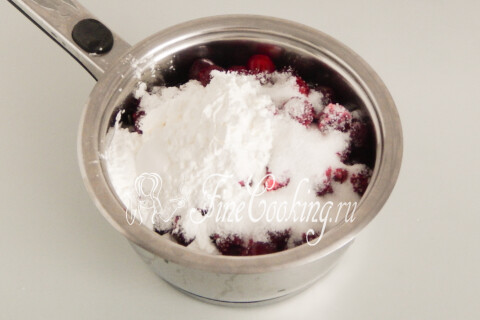 Вишня в кастрюльке с добавленными сахаром и крахмалом
