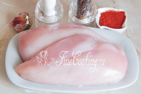Продукты для вяленой куриной грудки: филе, соль, перец, паприка и чеснок