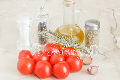Продукты для вяленых помидоров: томаты, оливковое масло, чеснок, розмарин
