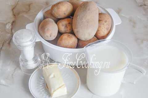Продукты для картофельного пюре: картошка, сливки, сливочное масло и соль