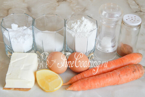 Продукты для морковного печенья: морковь, мука, яичные желтки, масло, сахар и корица.