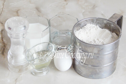 Продукты для пельменного теста: мука, молоко, вода, яйцо, соль и масло