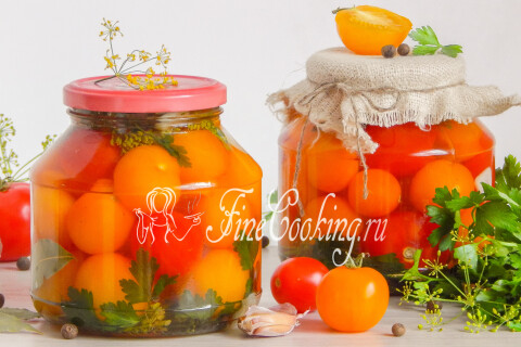 Баночка маринованных помидоров подана с картошкой и мясом на столе