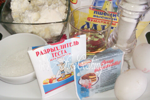 Творог, яйца, мука пшеничная, сахар и разрыхлитель для сырников на столе