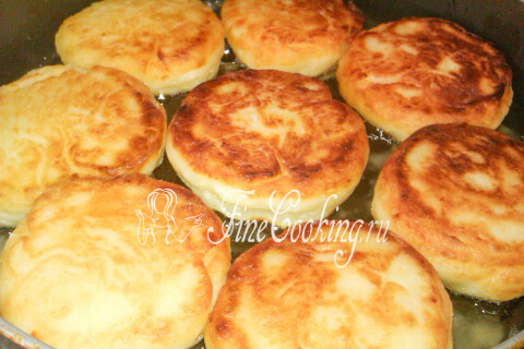 Сырники перевёрнуты на сковороде — румянится вторая сторона
