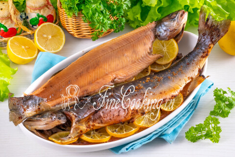 Кусок запечённого гольца с легко снимающейся румяной кожей.