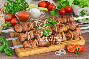 Вкусный и сочный шашлык из свинины с луком на мангале
