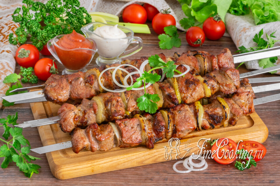 Вкусный и сочный шашлык из свинины с луком на мангале — готовое блюдо