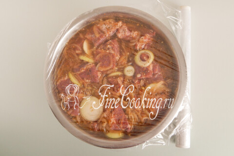 Тазик с мясом, затянутый пищевой плёнкой для маринования.