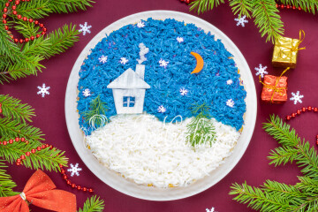 Вкусный праздничный салат с кальмарами, яйцом и кукурузой