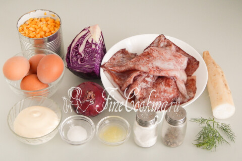Продукты для салата с кальмарами: кальмары, яйца, кукуруза, дайкон, лук, майонез, краснокочанная капуста и укроп.
