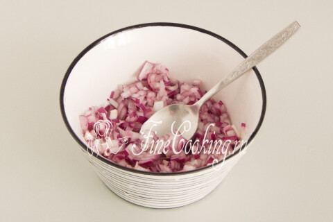 Нарезанный лук с лимонным соком, сахаром и солью в миске для маринования.