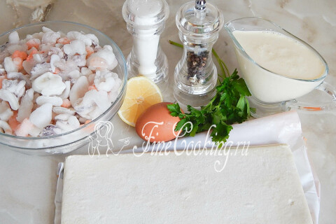 Продукты для волованов: слоеное тесто, морской коктейль, сливки и лимон