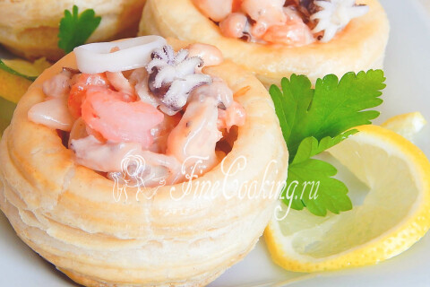 Волованы с морепродуктами, украшенные лимоном и петрушкой