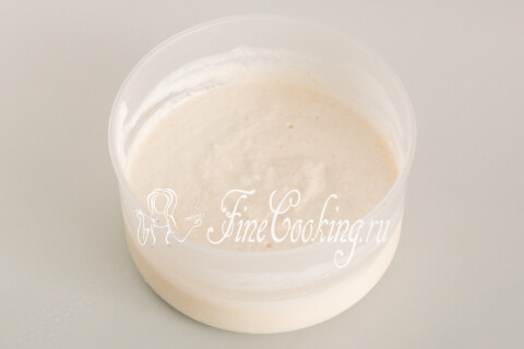 Кефир с манной крупой, перемешанные в миске для набухания