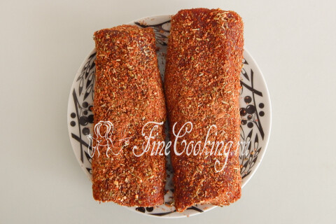 Пряная корочка равномерно покрывает куски говядины на доске.