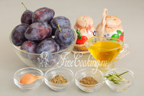 Продукты для вяленых слив: свежие сливы, оливковое масло, чеснок, соль и травы.