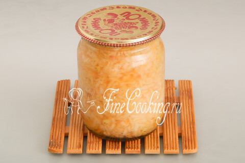 Банки с начинкой закрыты крышками с помощью закаточного ключа