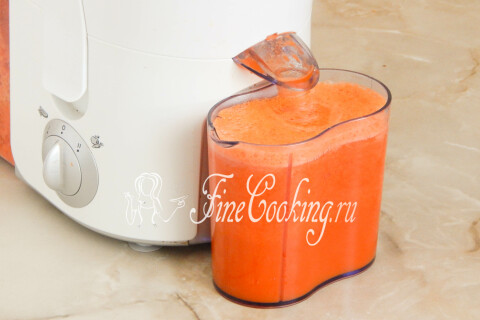 Корнеплоды моркови, пропущенные через соковыжималку для отжима сока