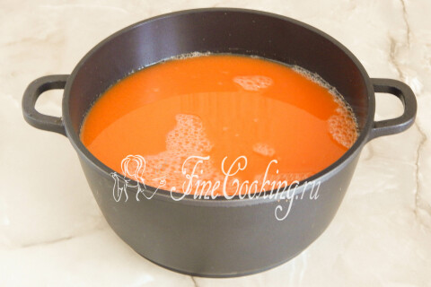 Яблочный и морковный соки, смешанные в кастрюле с сахарным песком