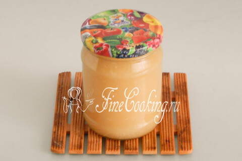 Банки с яблочным пюре, закрытые металлическими крышками