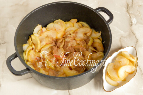 Отложенные яблочные дольки, посыпанные молотой корицей