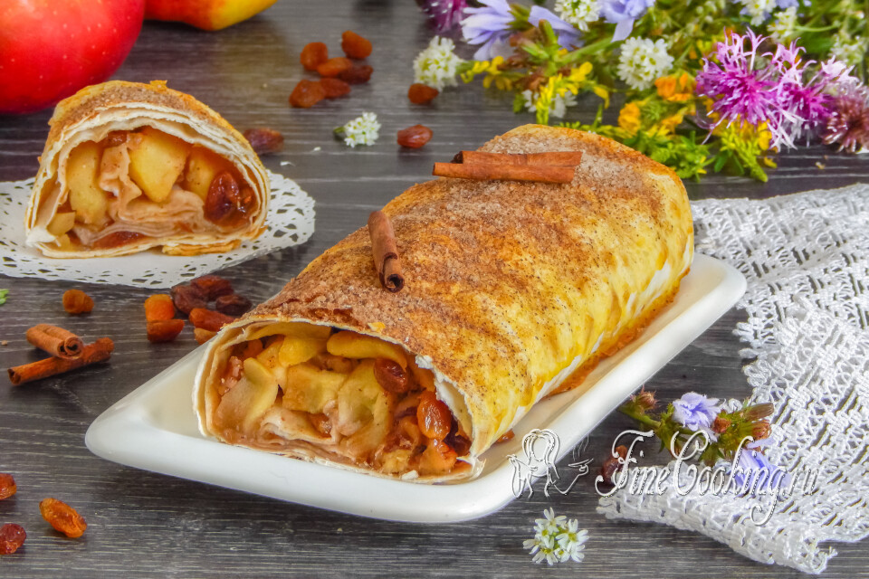 Яблочный штрудель из лаваша с орехами и изюмом — готовое блюдо