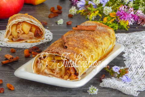 Готовые яблочные штрудели из лаваша с румяной хрустящей корочкой.