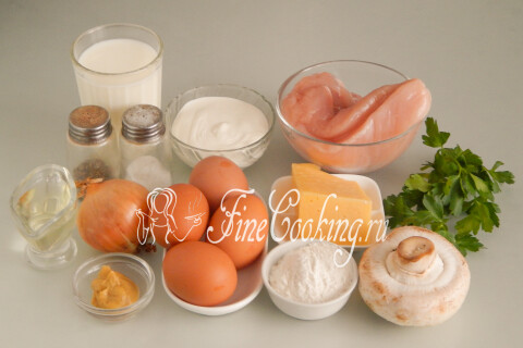 Продукты для яичных блинчиков с курицей: яйца, грудка, молоко, мука, сыр, шампиньоны и лук.