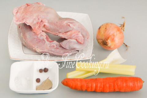 Продукты для отварного языка: свиной язык, морковь, репчатый лук, сельдерей, лавровый лист и душистый перец.