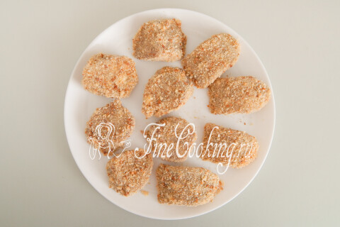 Панированные кусочки языка, разложенные на разделочной доске