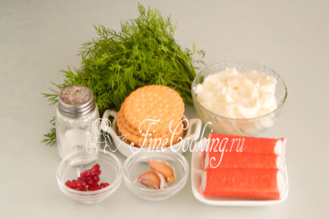 Продукты для закуски Ёлочки: крабовые палочки, творожный сыр, крекер, укроп, чеснок и гранат.
