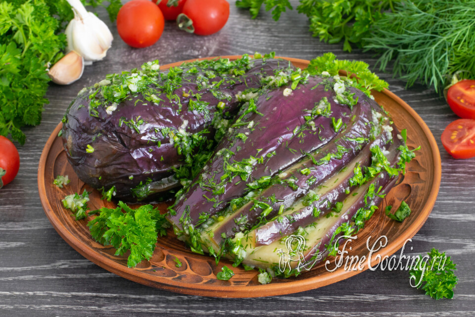 Закуска из баклажанов с чесноком и зеленью (Маринованные баклажаны Бегемоты) — готовое блюдо