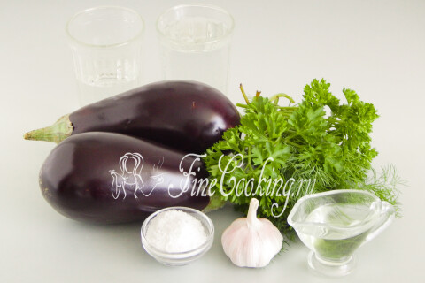 Продукты для закуски: баклажаны, чеснок, укроп, петрушка, растительное масло и уксус