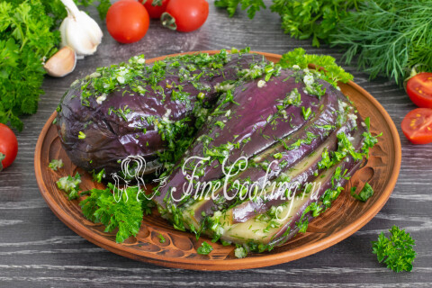 Маринованные баклажаны с чесноком и зеленью, готовые к подаче на тарелке
