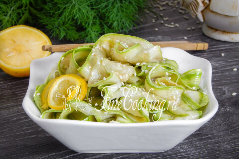 Тарелка с кабачковой закуской, заправкой и обжаренным кунжутом сверху