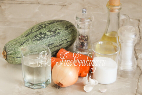 Продукты для закуски из кабачков: кабачки, морковь, лук, чеснок, уксус и масло