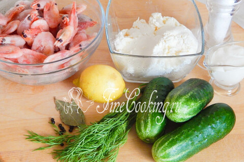 Продукты для закуски из огурцов и креветок: огурцы, творог, сметана и креветки