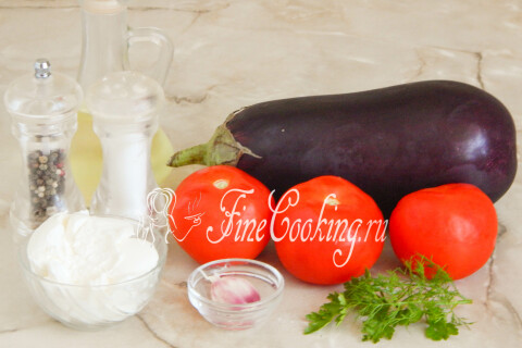 Продукты для закуски: помидоры, баклажан, сливочный сыр, чеснок и зелень