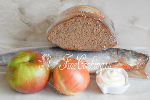 Продукты для закуски: солёная сельдь, яблоко, лук и чёрный хлеб